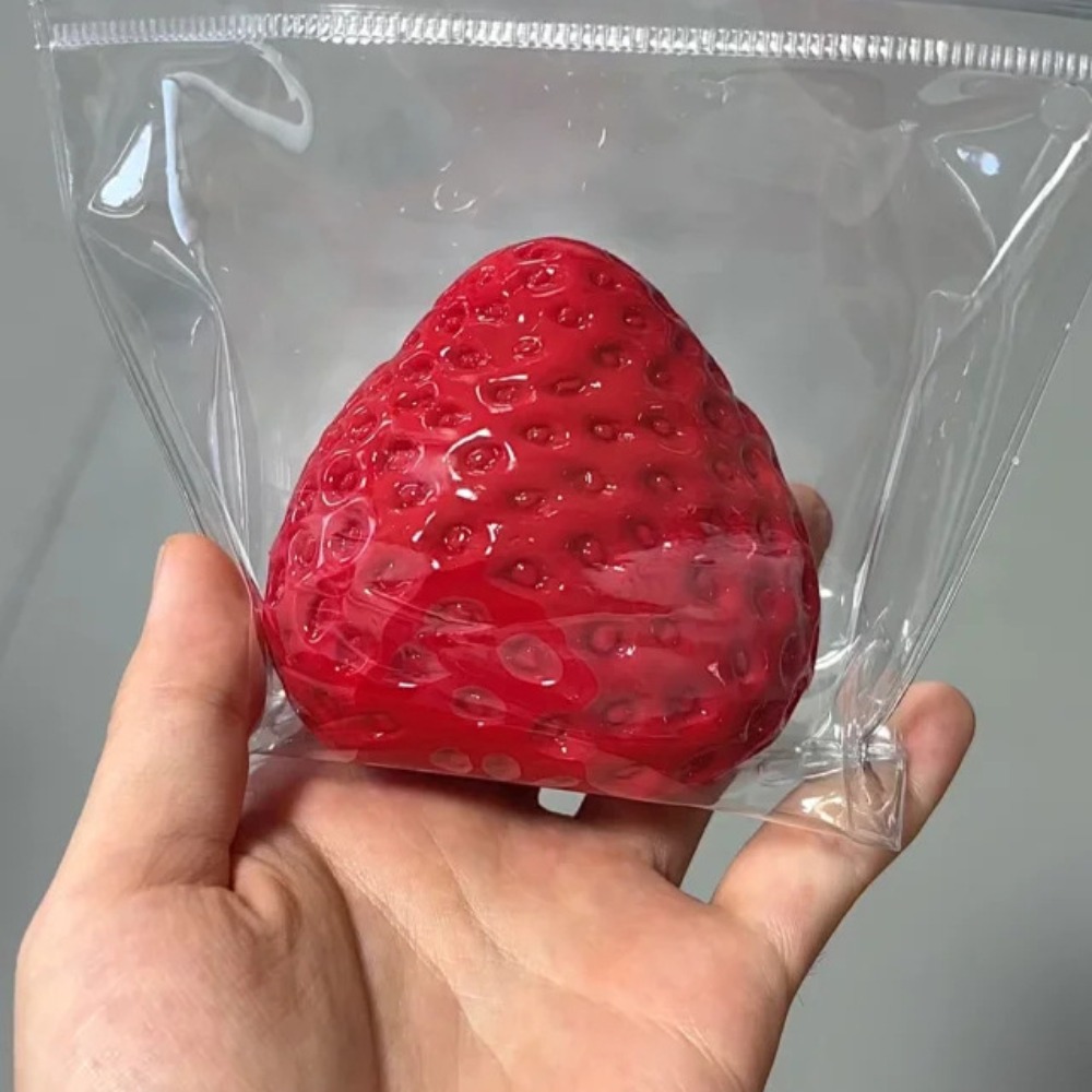 Strawberry Squeeze Toy Fidget  - Party Games Crazy のレビューと価格