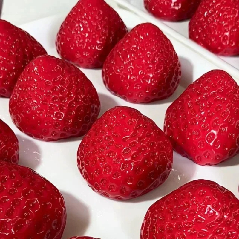 Strawberry Squeeze Toy Fidget  - Party Games Crazy のレビューと価格