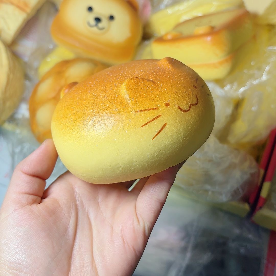 Big Cat Loaf Squeeze Toy Slow  - Party Games Crazy のレビューと価格