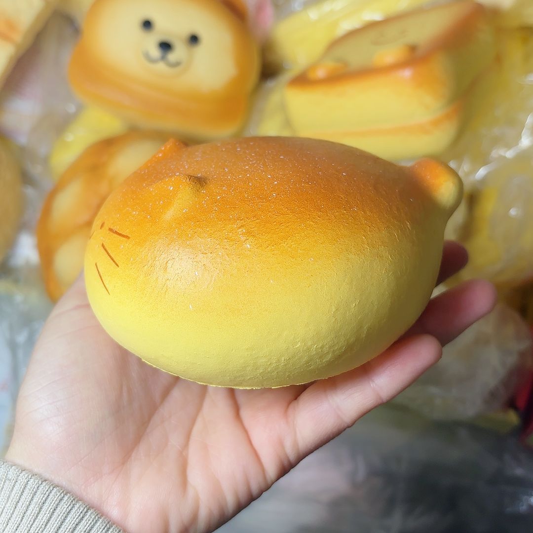 Big Cat Loaf Squeeze Toy Slow  - Party Games Crazy のレビューと価格
