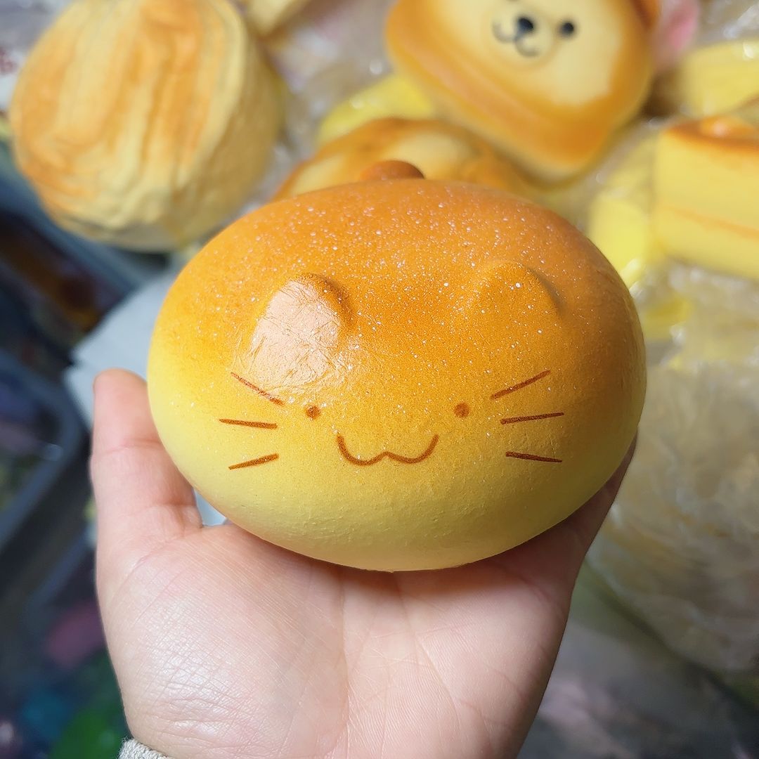 Big Cat Loaf Squeeze Toy Slow  - Party Games Crazy のレビューと価格